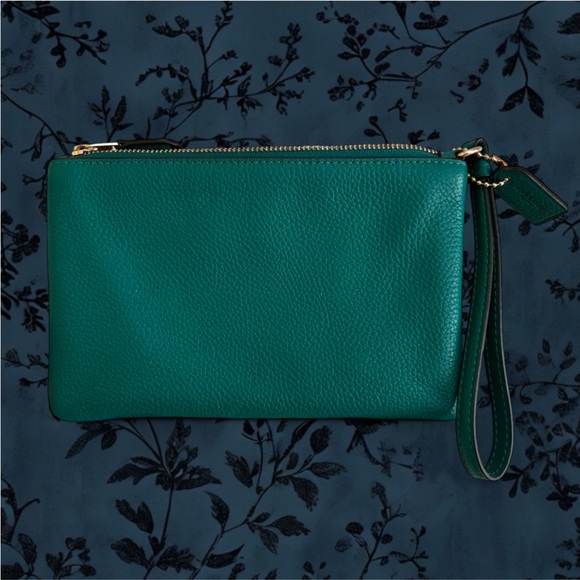Coach emerald green leather wristlet - Picture 2 of 5